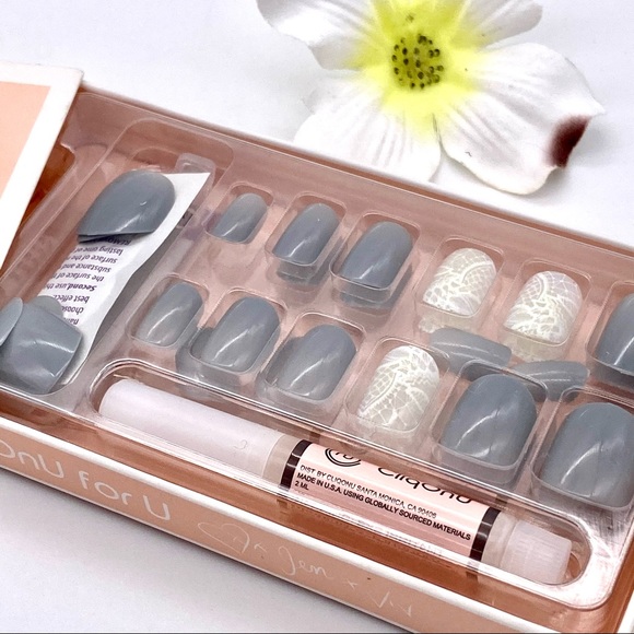 NIB CliqOnU Gray Lace Manicure Set - Picture 7 of 13